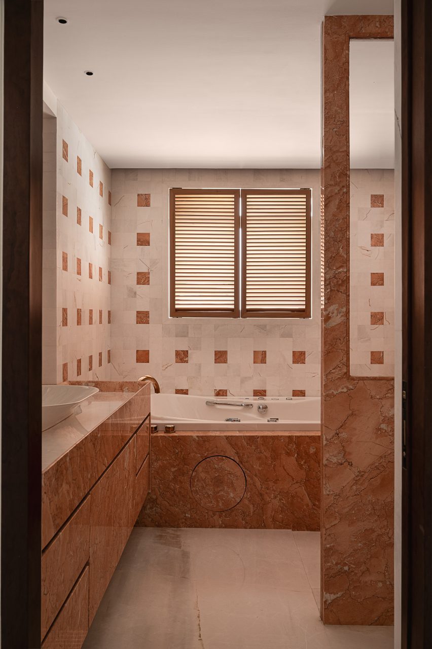 Bathroom in a Mumbai apartment designed by MuseLAB