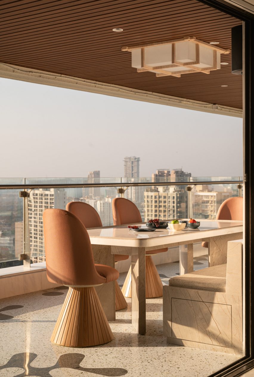 Terrace of an apartment in Mumbai by MuseLAB