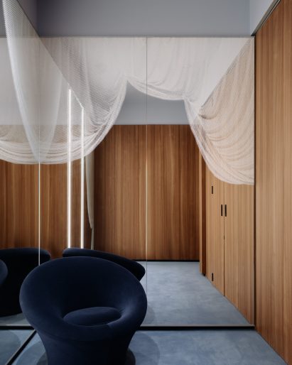 Mirrored dressing room