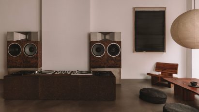Speakers in HiFi cafe