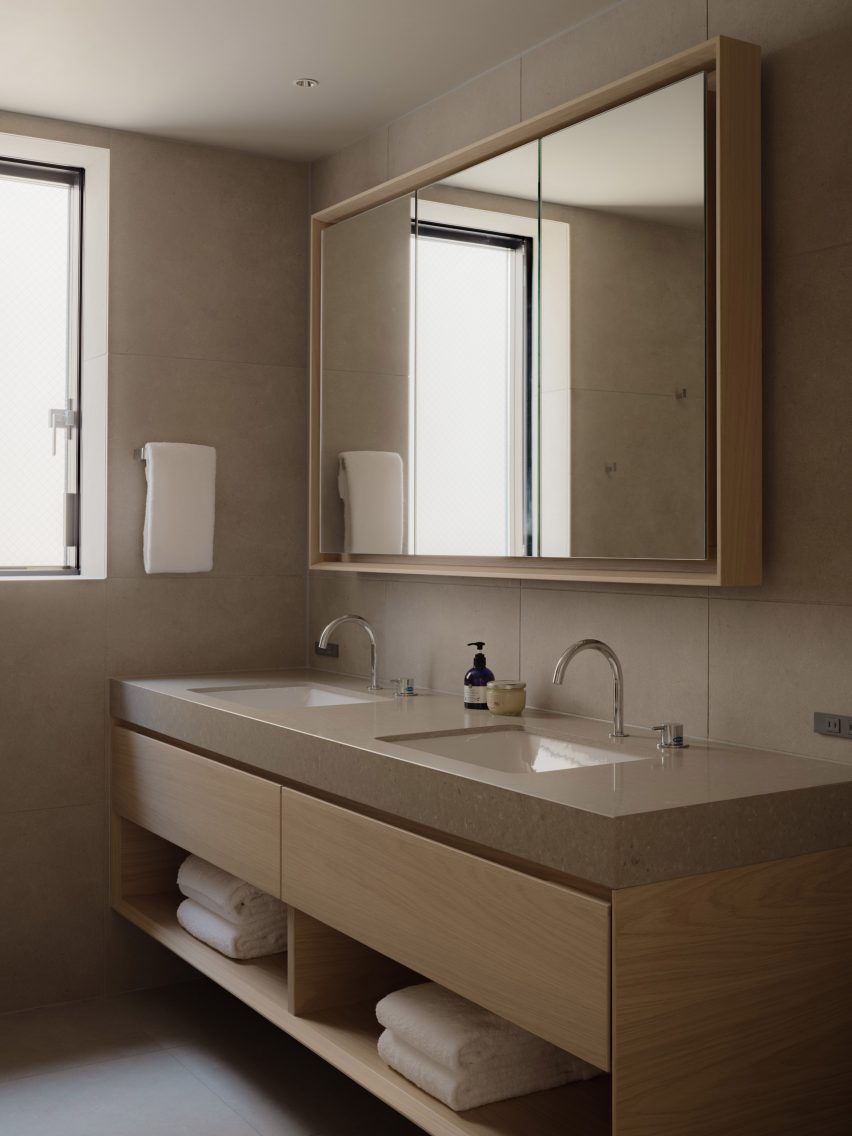 House in Minami-Azabu by Keiji Ashizawa