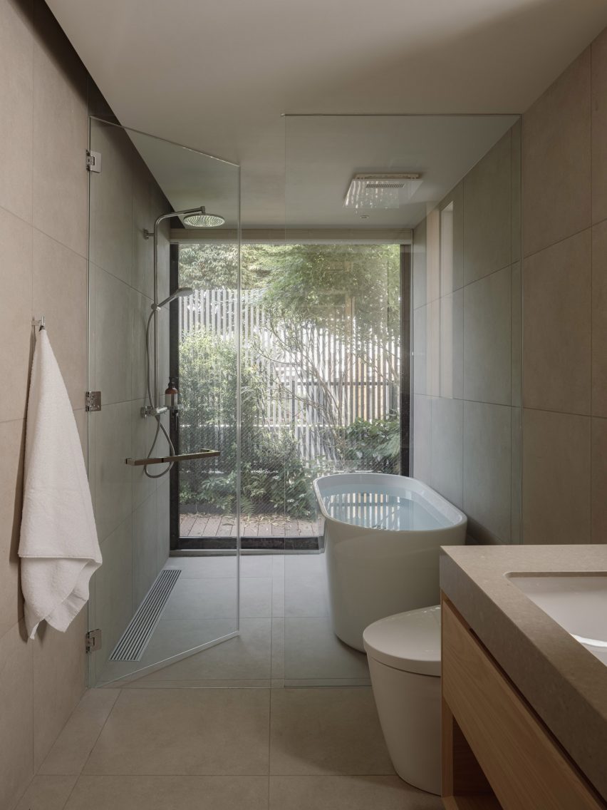 House in Minami-Azabu by Keiji Ashizawa