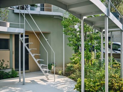 House in Nakano by HOAA