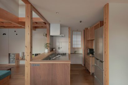 Kitchen with wash-screen shutters