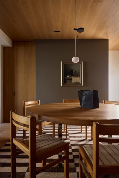 Dining table in Townhouse VI in Kortrijk by Decancq Vercruysse