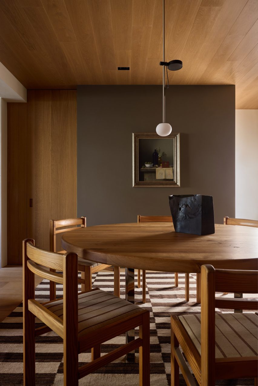 Dining table in Townhouse VI in Kortrijk by Decancq Vercruysse