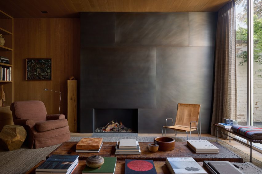 Steel fireplace in Townhouse VI in Kortrijk by Decancq Vercruysse