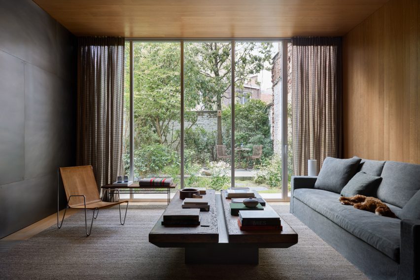 Living room and garden at Townhouse VI in Kortrijk by Decancq Vercruysse