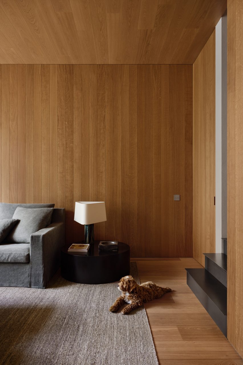 Oak-panelled living room of Townhouse VI in Kortrijk by Decancq Vercruysse