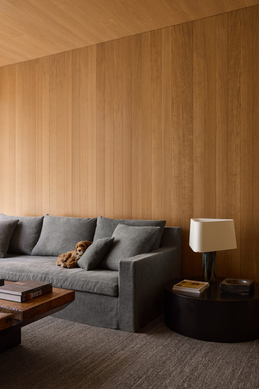 Oak-panelled living room of Townhouse VI in Kortrijk by Decancq Vercruysse