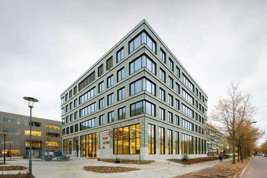 Plus Ultra III facade by Pretty Plastic