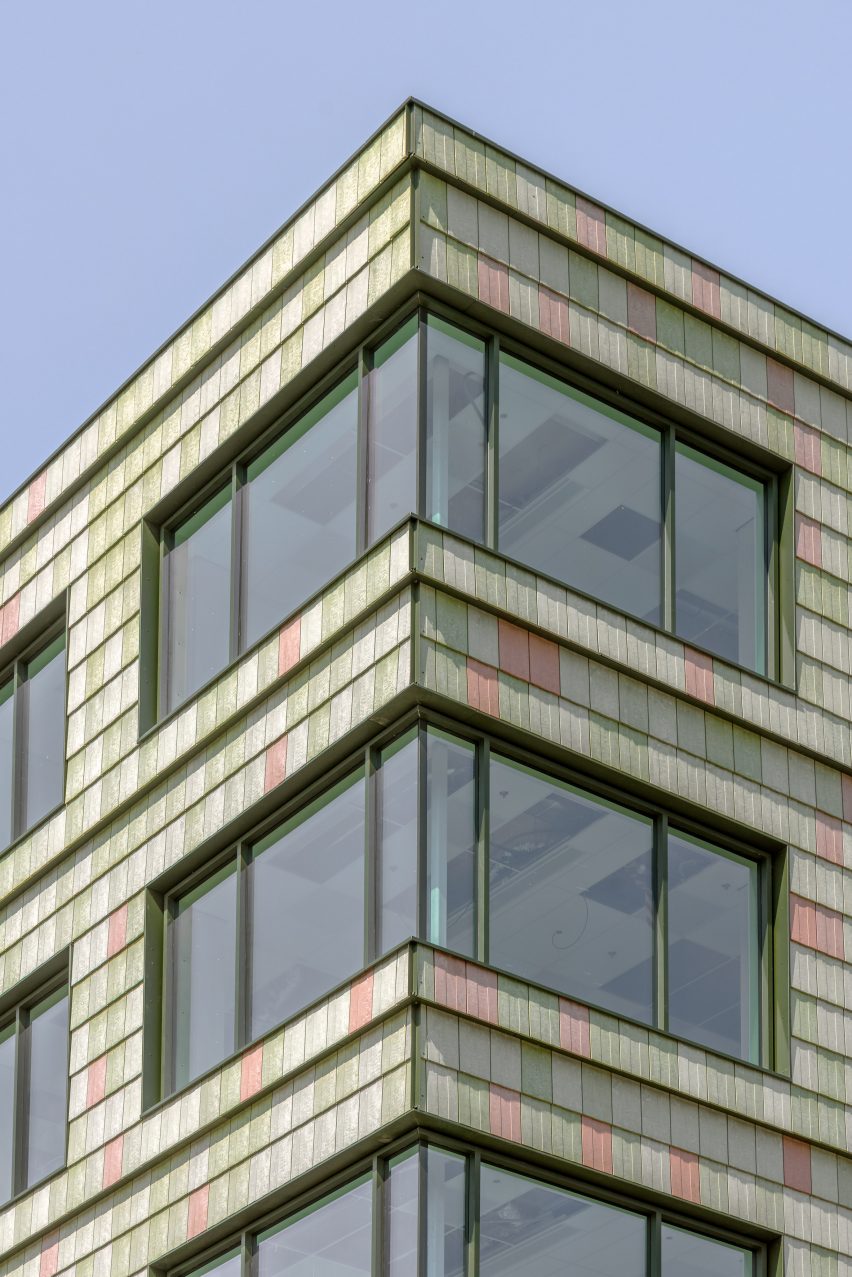 Plus Ultra III facade by Pretty Plastic