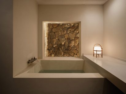 Bath next to window in The Catcher guesthouse