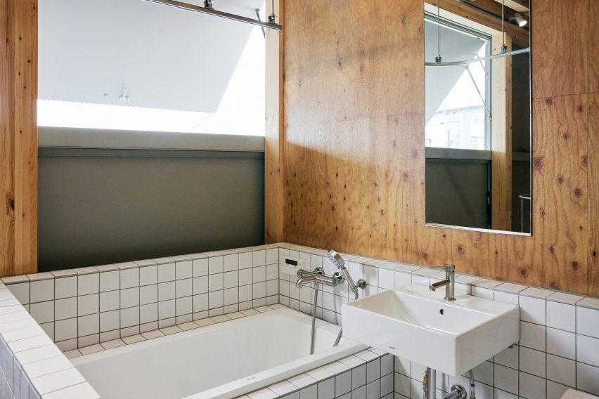 Uchida Shoten office by Schemata Architects
