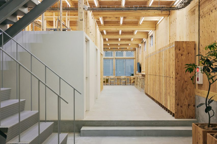 Uchida Shoten office by Schemata Architects