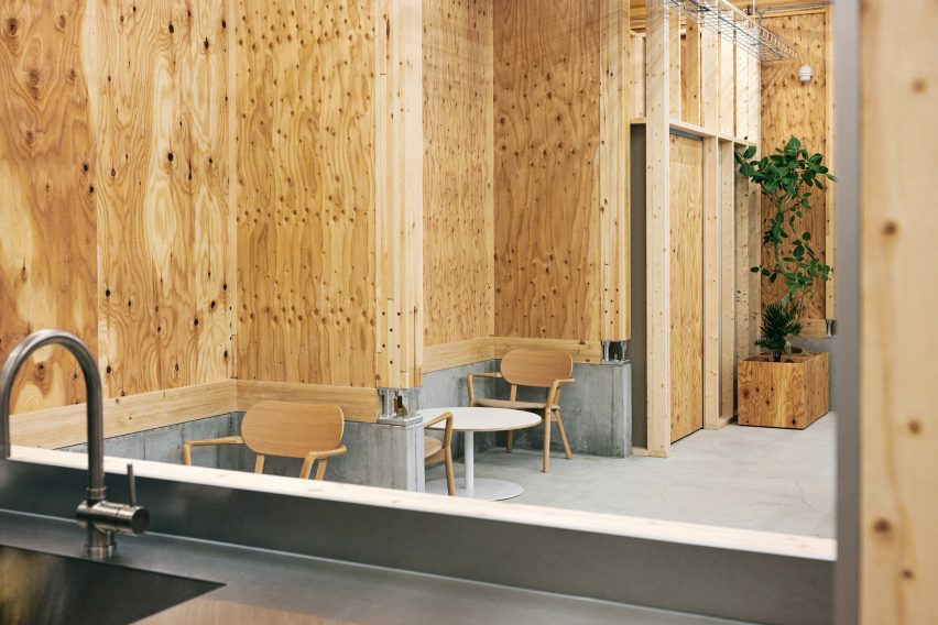 Uchida Shoten office by Schemata Architects