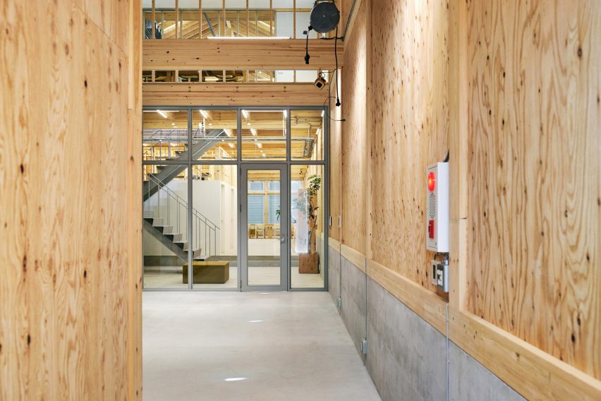 Uchida Shoten office by Schemata Architects