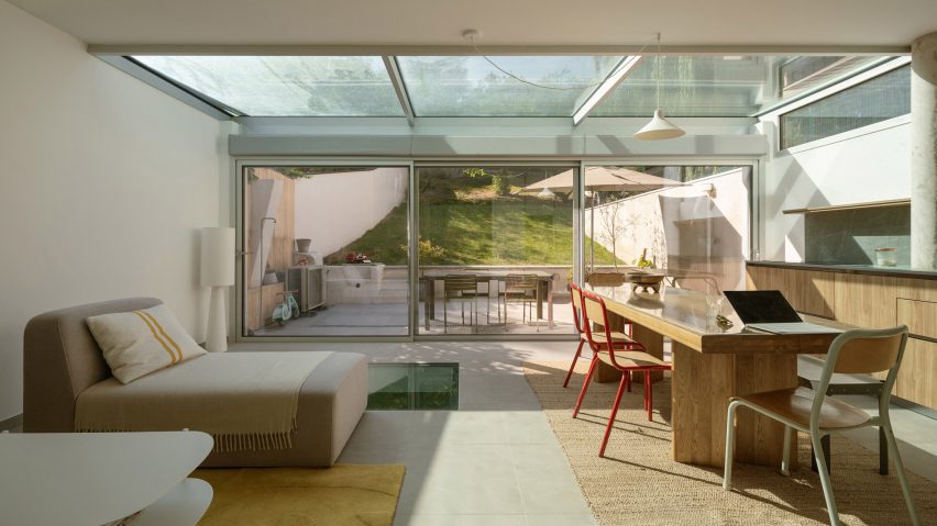 Kitchen in 2in1 Houses at Noisy-le-Sec by MXarchitecture