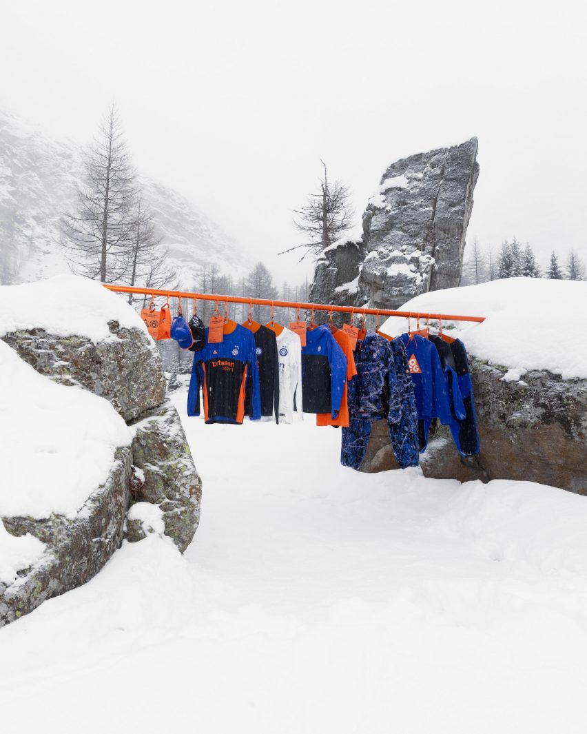 Makeshift clothing rail between two boulders
