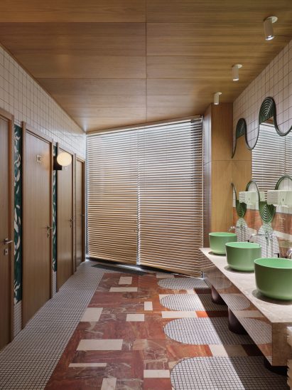 Bathroom with lively interiors