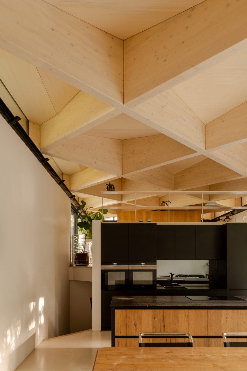 Kitchen with exposed timber diagrid roof in Arbour House by Andrei Saltykov
