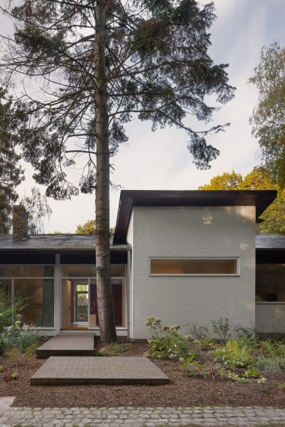 Entrance to Bungalow Sint-Martens-Latem by Decancq Vercruysse