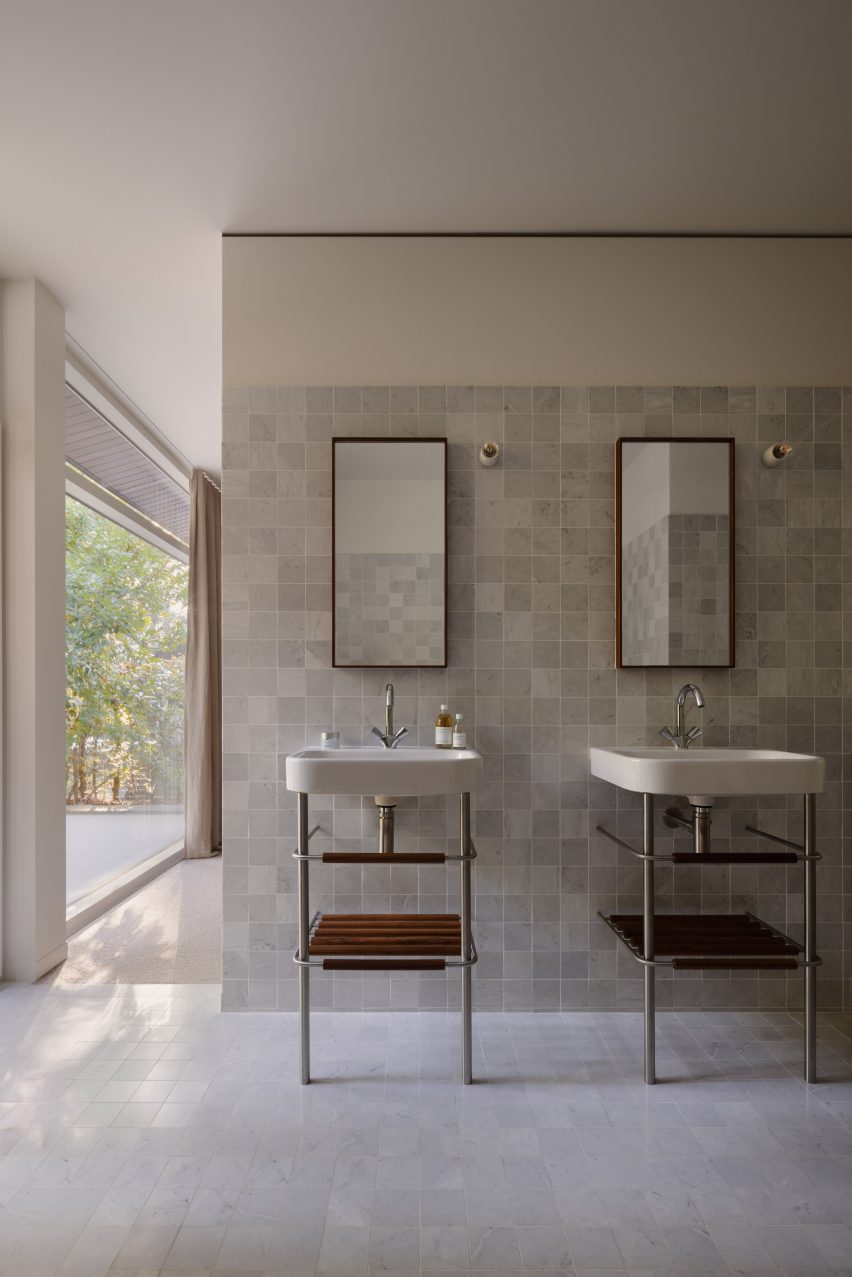 Bathroom with twin sinks in Bungalow Sint-Martens-Latem by Decancq Vercruysse