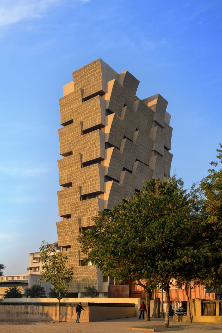 Apartment building in Nagpur by Sanjay Puri Architects