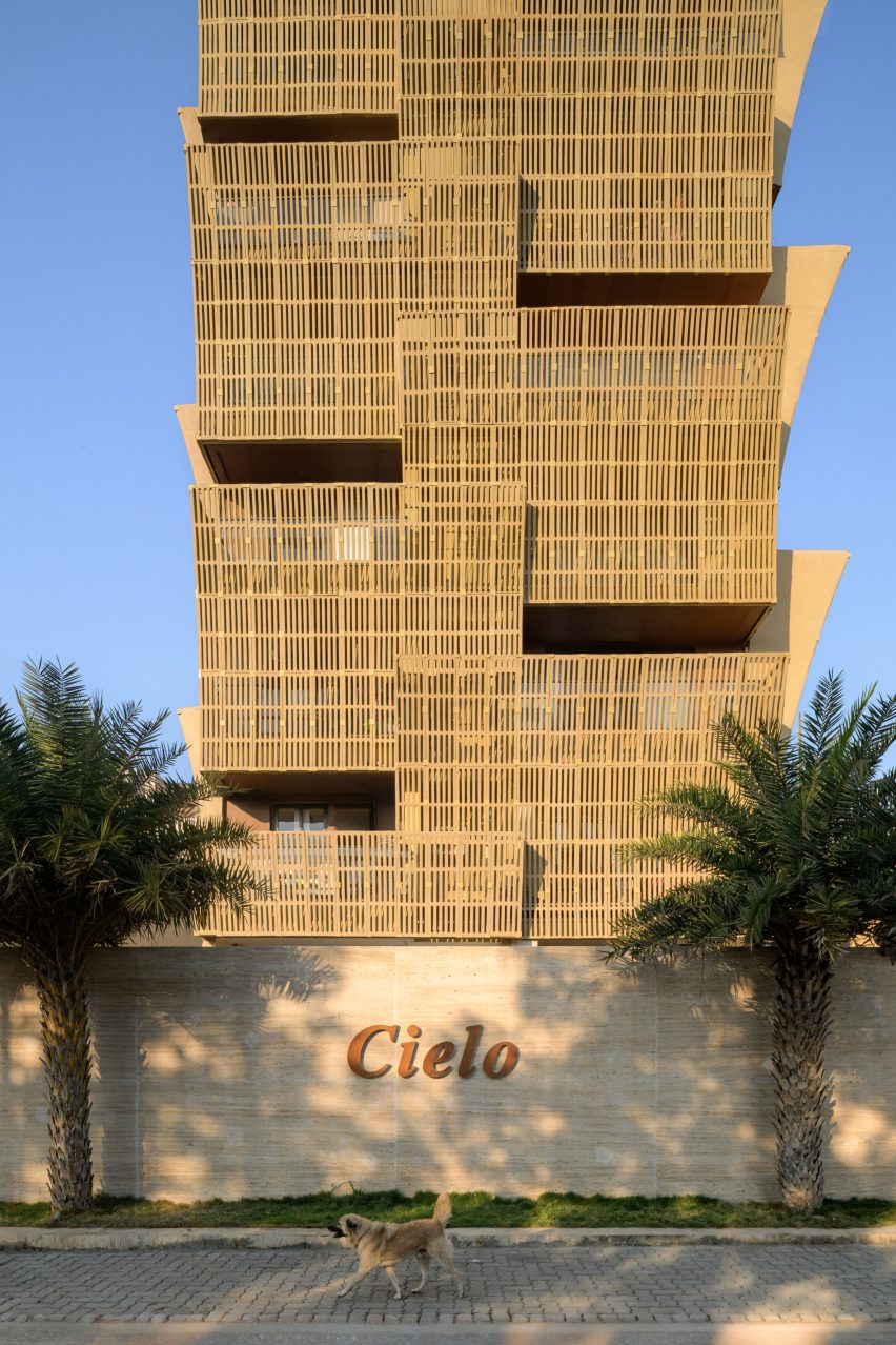 Apartment building in Nagpur by Sanjay Puri Architects