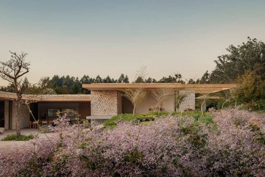 Grama House in Brazil by Studio Arthur Casas