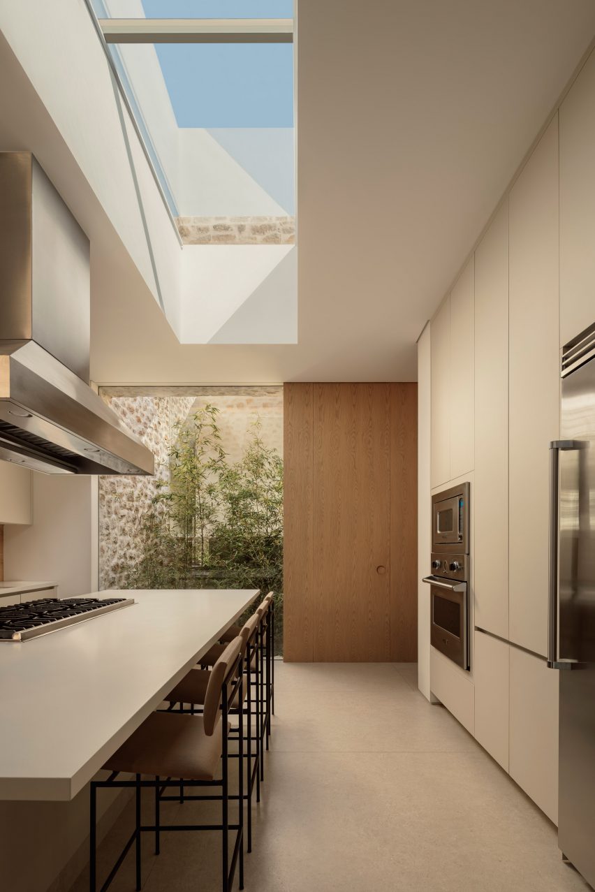 Grama House in Brazil by Studio Arthur Casas