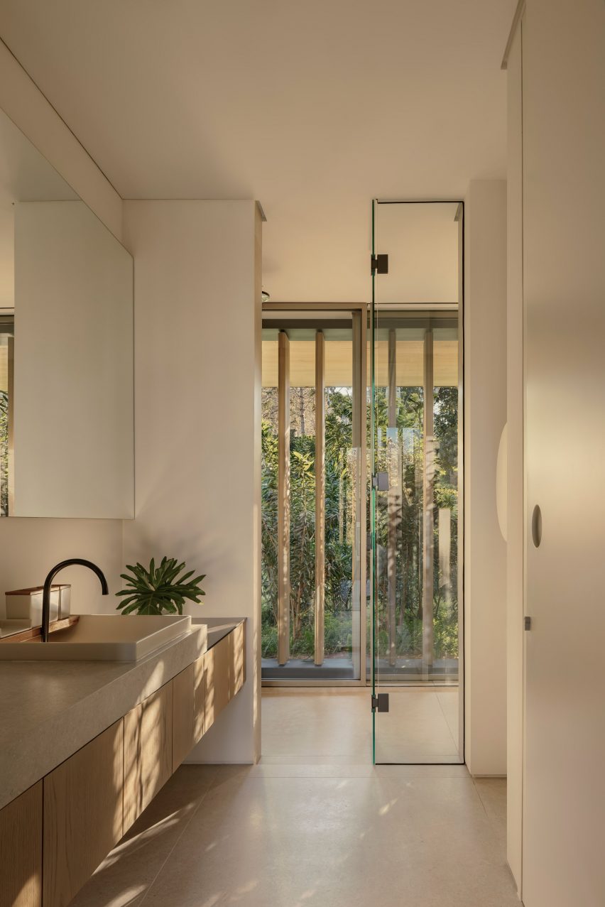 Grama House in Brazil by Studio Arthur Casas