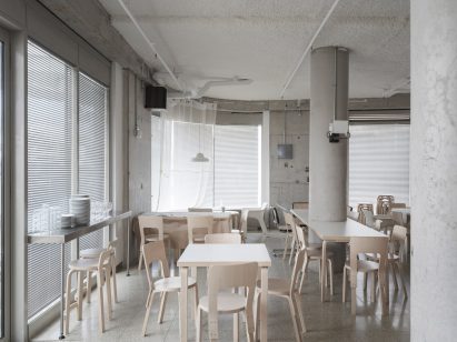Dining area with mid-century seating and blockwork walls