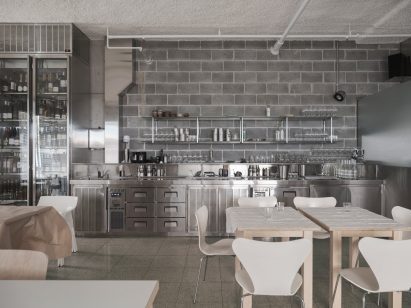 Dining area with mid-century seating and blockwork walls