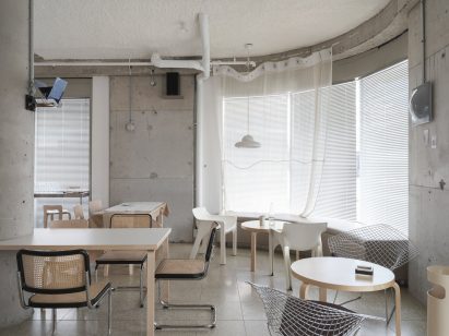 Dining area with mid-century seating and blockwork walls
