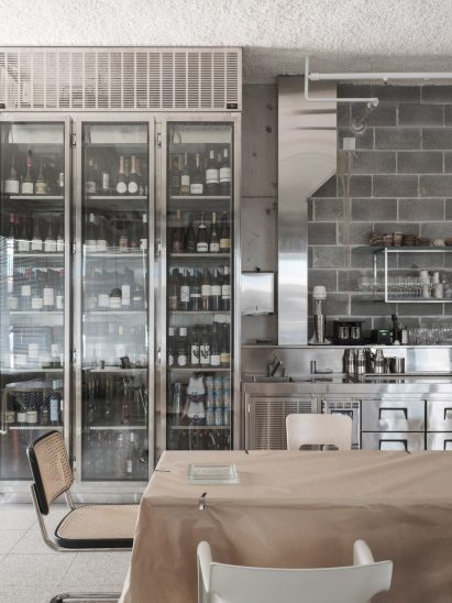 Dining area with mid-century seating and blockwork walls