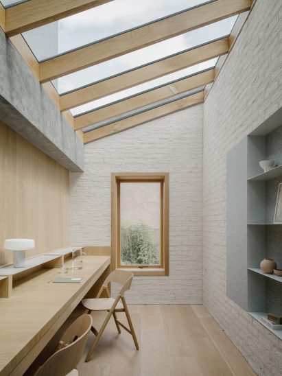 New "pod room" at London house by ConForm Architects