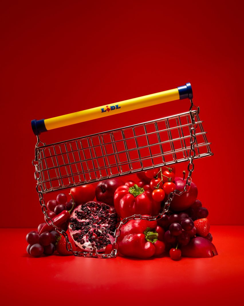 Supermarket trolley-like handbag in steel