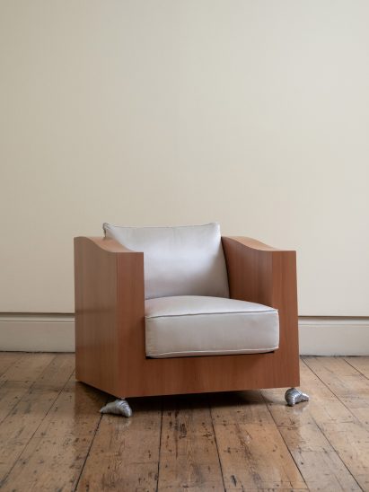 Chair with croissant-shaped feet
