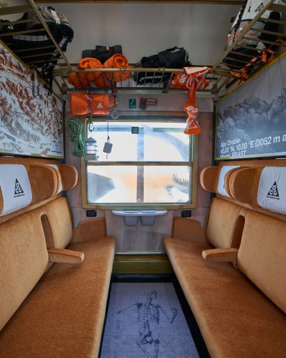 Passenger carriages in Nike train