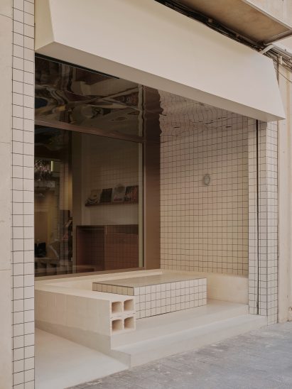 Entrance of Sornells 21 office by Paloma Bau and Ausiàs Pérez