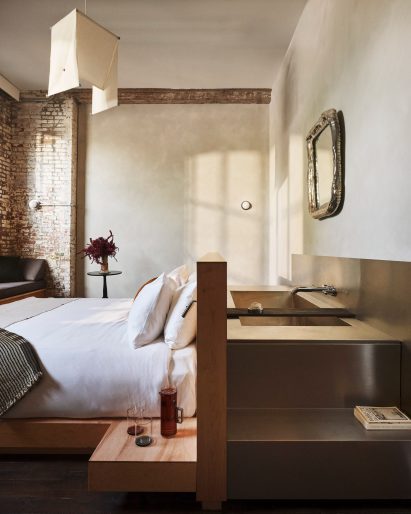 Guest rooms with a stainless steel bathtub behind the bed headboard