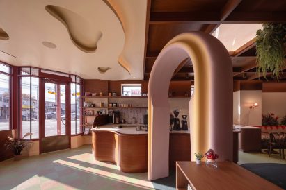Cafe entrance with a wavy service counter and an arched portal
