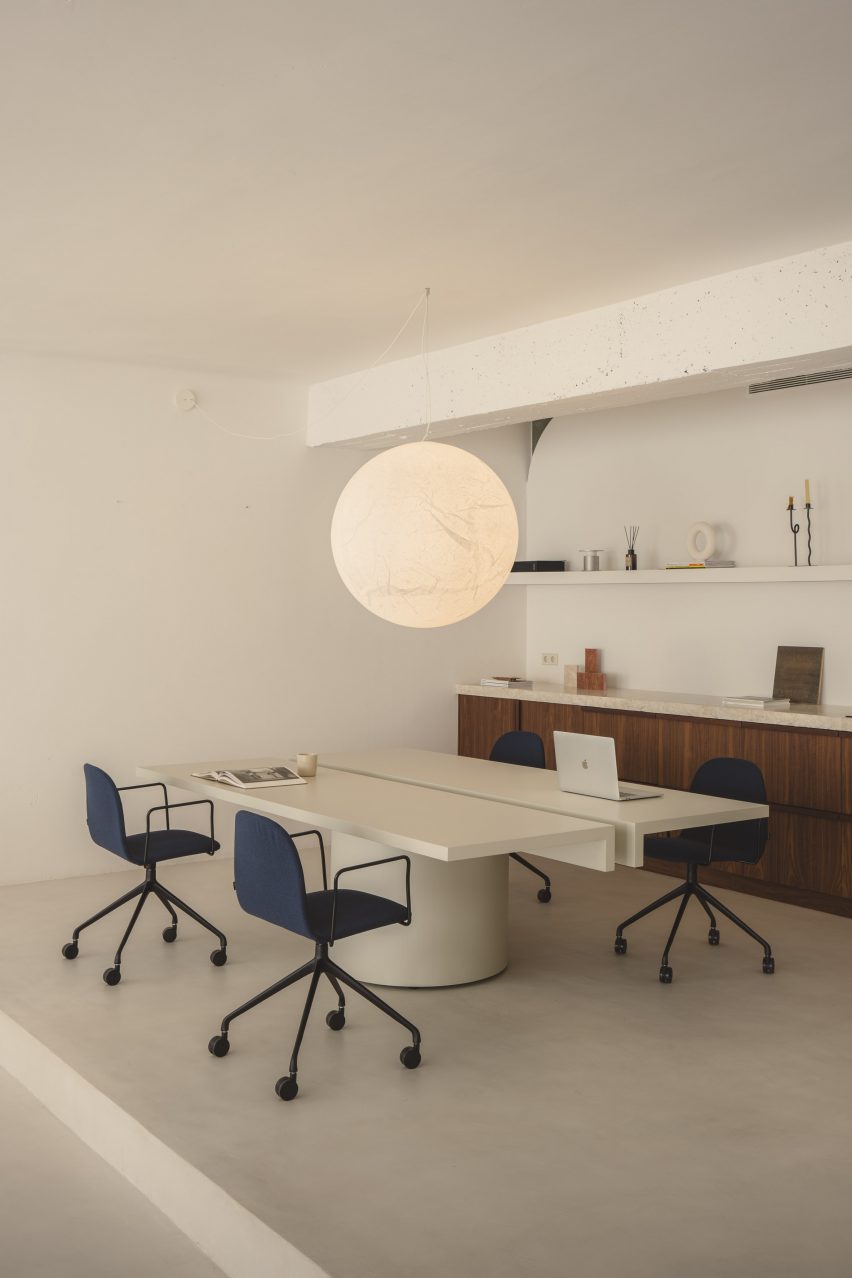 TOT table by Isern Serra for Omelette Editions