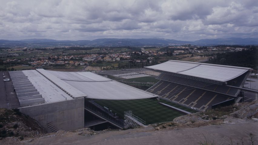 Detail of the cable-suspended roof spanning between stands