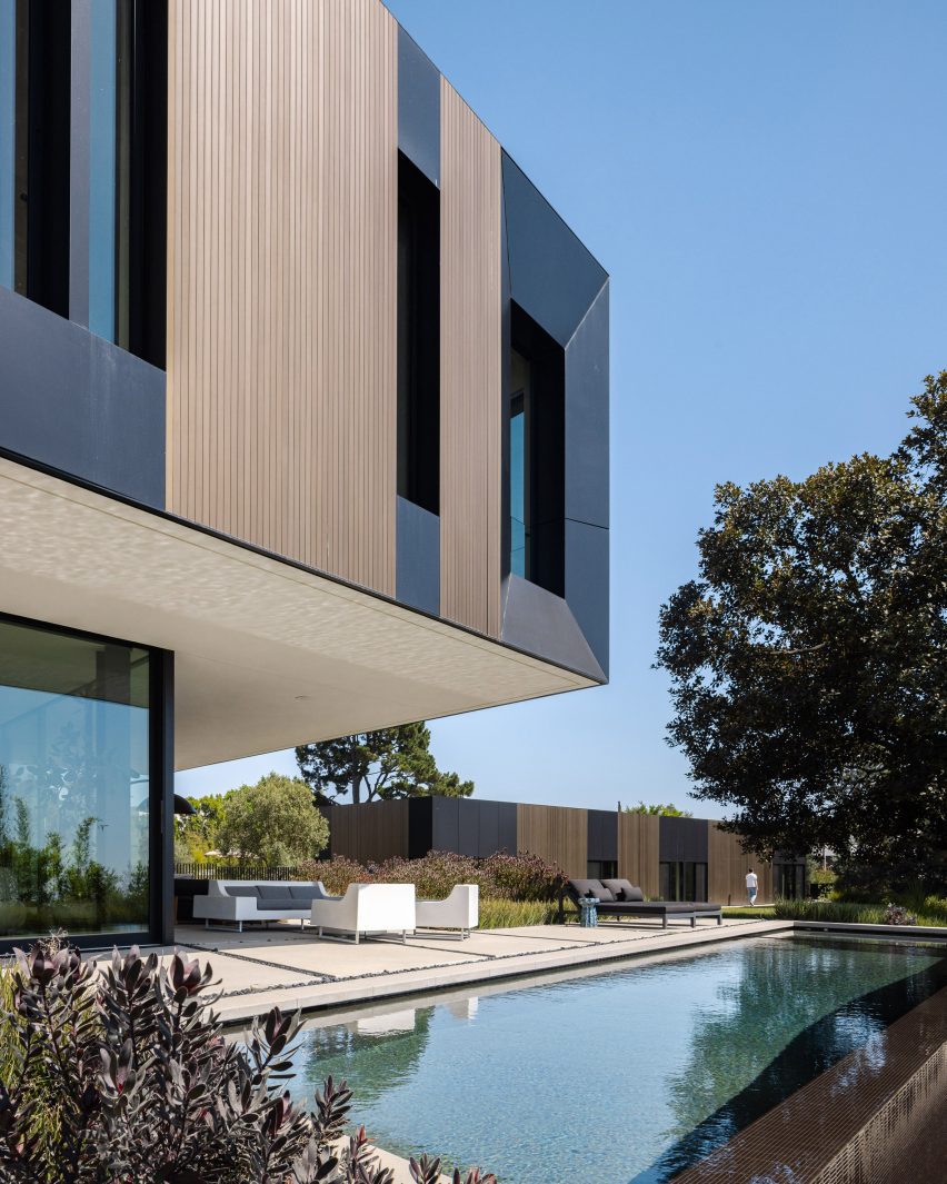 Swimming pool at Bronze and Black House by SPF Architects