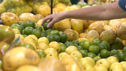 Limes in a market
