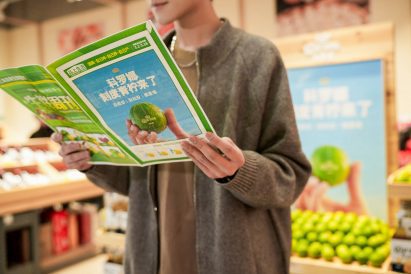 Person holding the Lime Guides