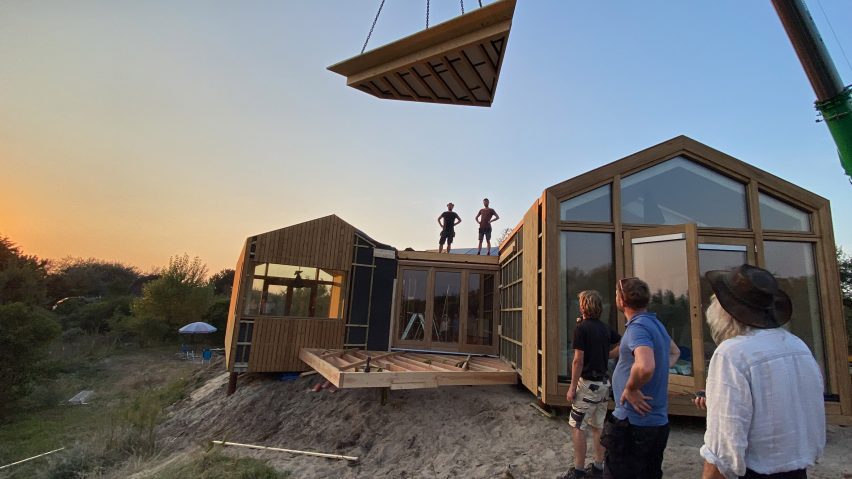 On-site construction of modular dune house
