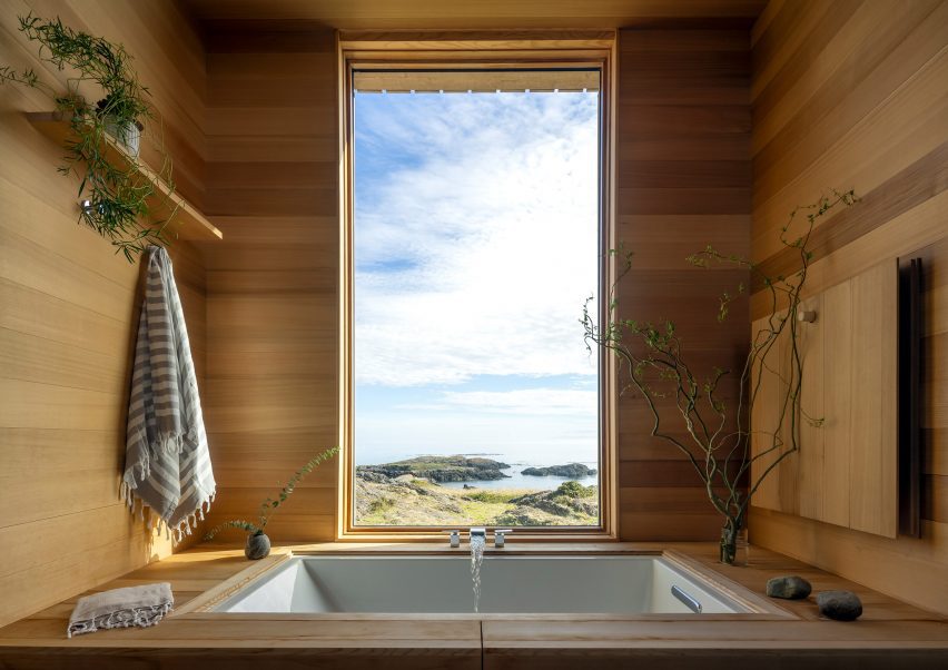 False Bay house in Washington by Heliotrope